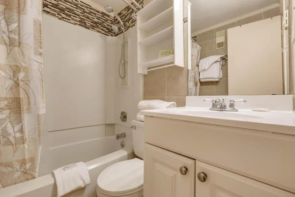 Snowshoe 2BR Ski-InSki-Out Steps to Ballhooter Lift Mountain Lodge Condo