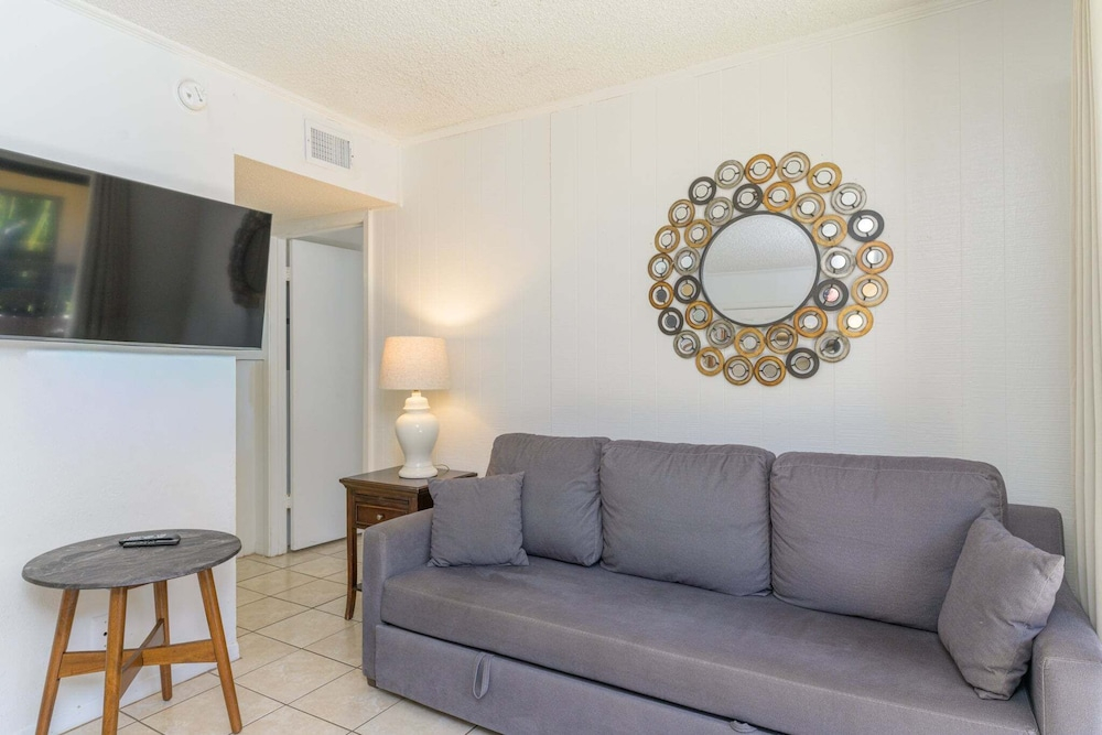 1br Condo With Two Heated Pools And Pet Friendly 1 Bedroom Condo