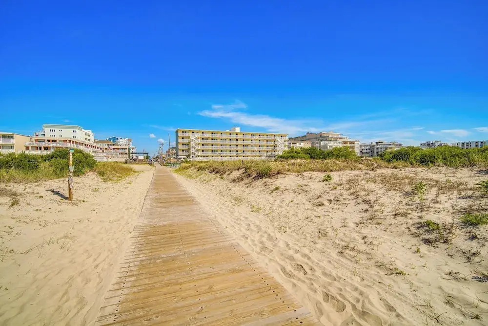 Sun-soaked Wildwood Getaway, 6 Mi to Cape May!