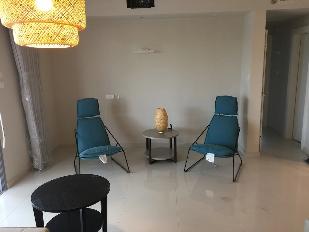 Avi's Suites Yossi Avrahami Royal Park