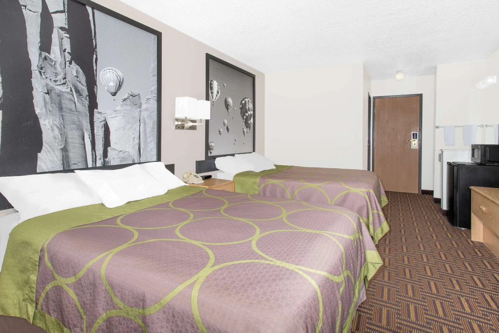 Super 8 by Wyndham Bloomfield