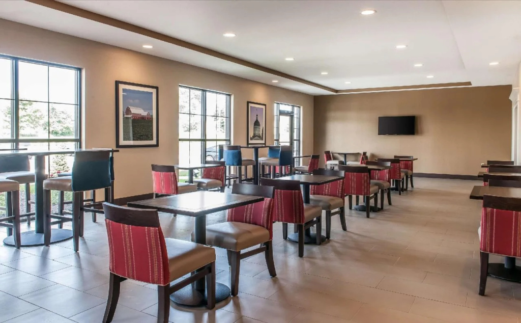 Comfort Suites Rensselaer near Fair Oaks