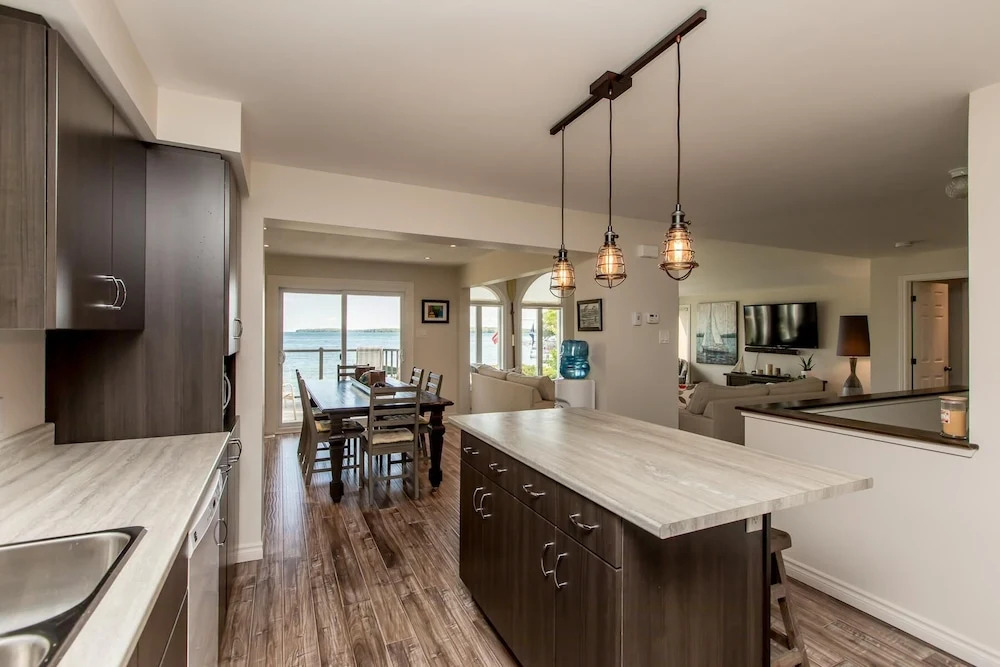 Barefoot Bungalow Gracing the shores of Lake Simcoe, a wonderful family cottage!