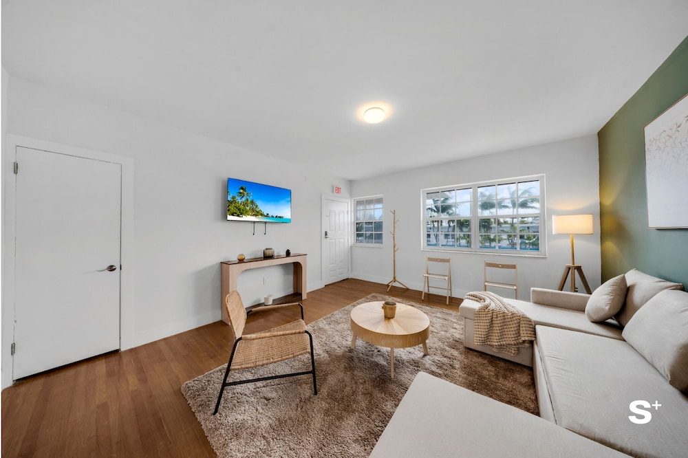 Spacious 1BD Beachside Apt -Free Parking
