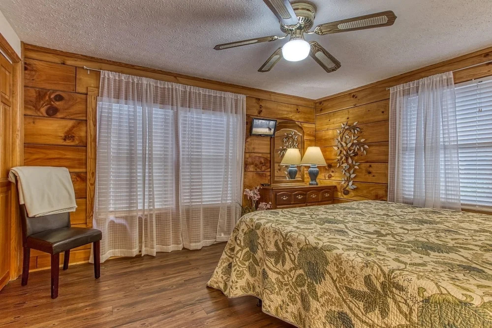 ER46 - Cherith Brook - Great location, Just across from swimming pool! cabin