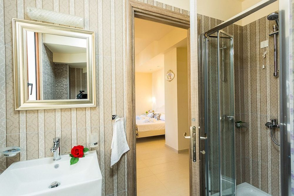 Polyxenia Suites