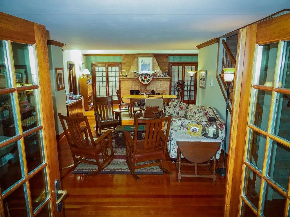 Lake Ripley Lodge w Lake Front Rooms, Grand Porch, Kayaks & Paddleboard