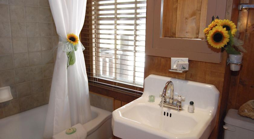 Pikes Peak Guest Cabin at Rocky Mountain Lodge