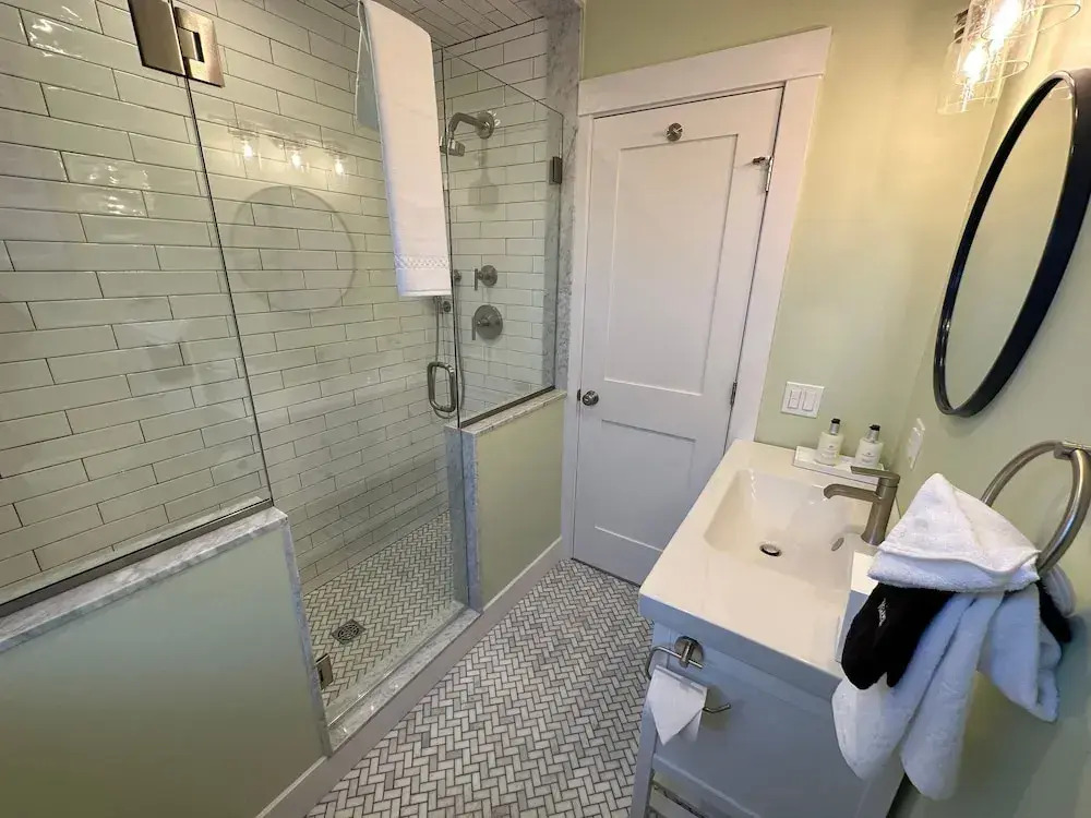 Epic Downtown Newport location w Parking
