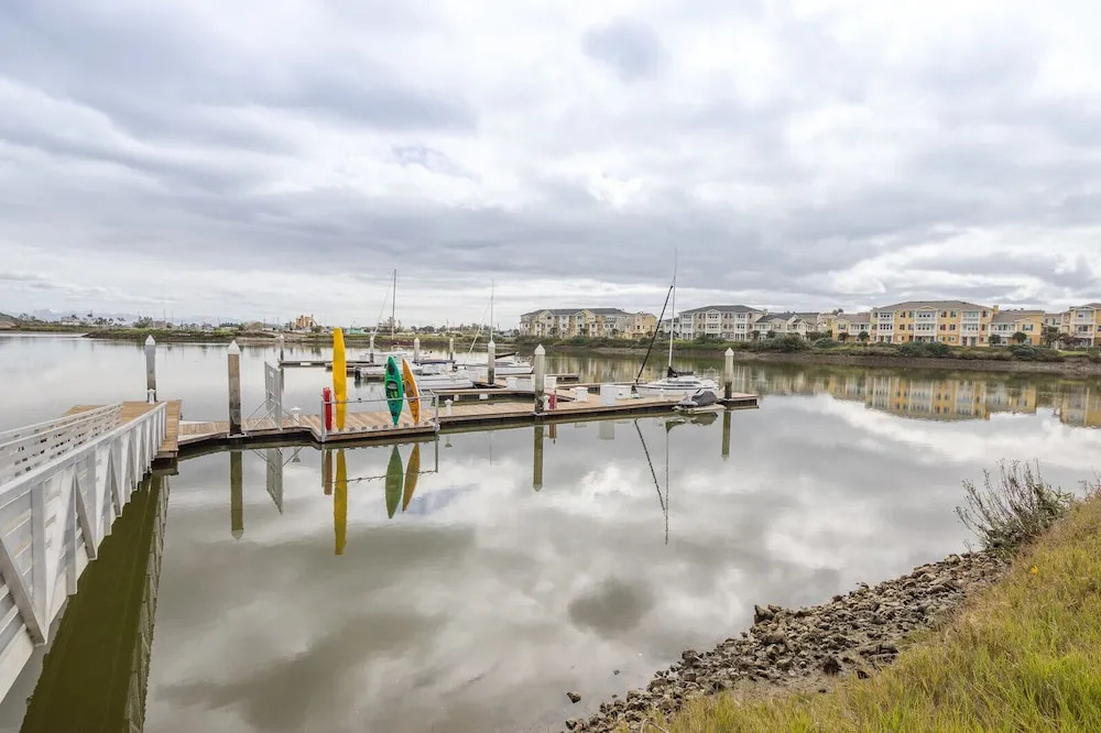 Posh Waterfront - 3 Br Condo