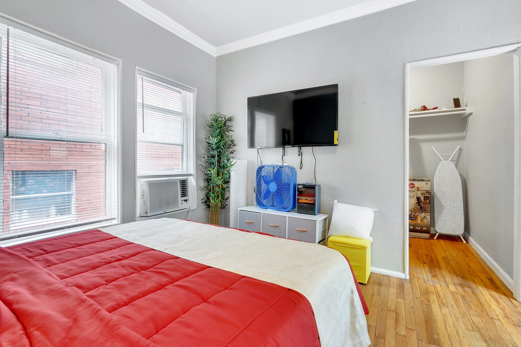 Studio Apt For A Long Term Stay With Parking Included!