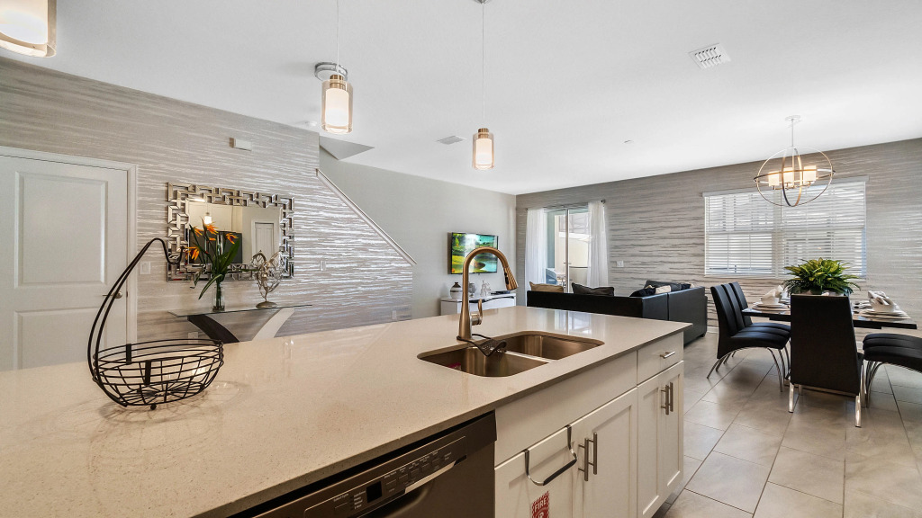 5 Bedrooms 4 Bathrooms Storey Lake 4813 Ml