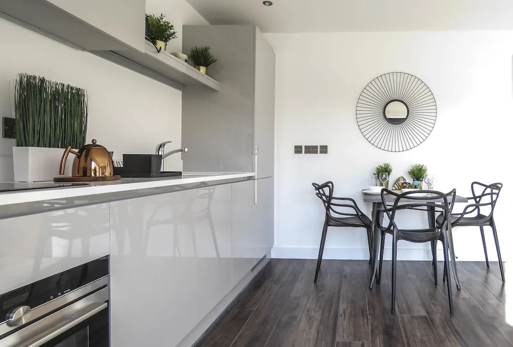 Tudors eSuites Roof Garden Penthouse with Gated Parking