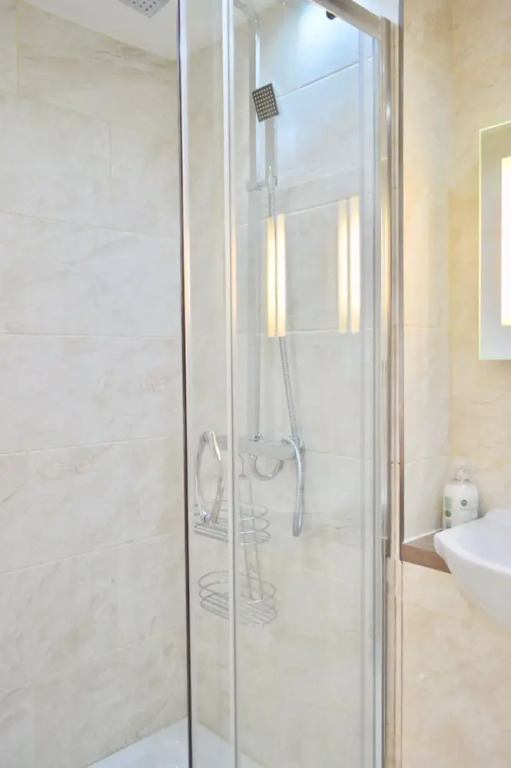 Spacious 3 Bedroom West End Flat
