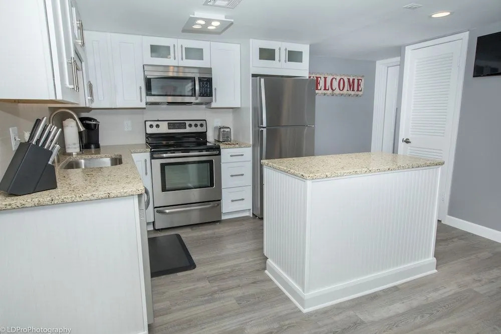 Holiday Surf & Racquet 402 2 Bedroom Condo by RedAwning