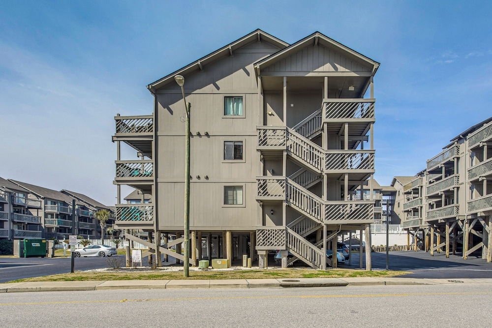Walk to Ocean: Condo w/ 3 Pools in Myrtle Beach