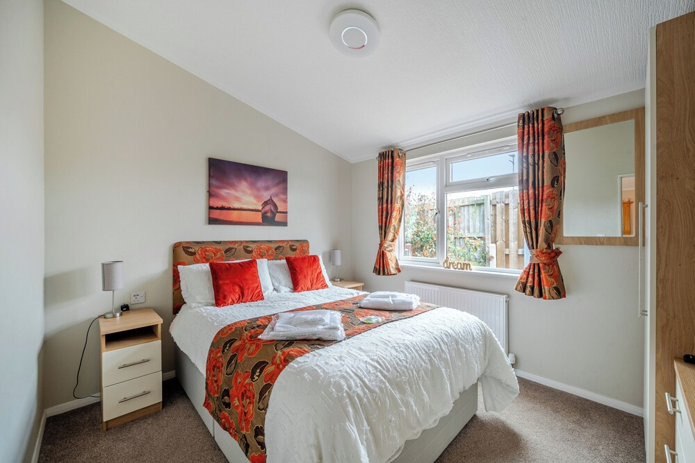 2 Bed Cabin - Sleeps 4 - Pets - 5 min to Beach
