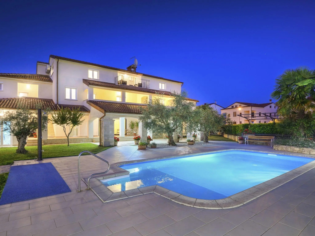 Nicely furnished apartment with covered terrace, located in front of the pool