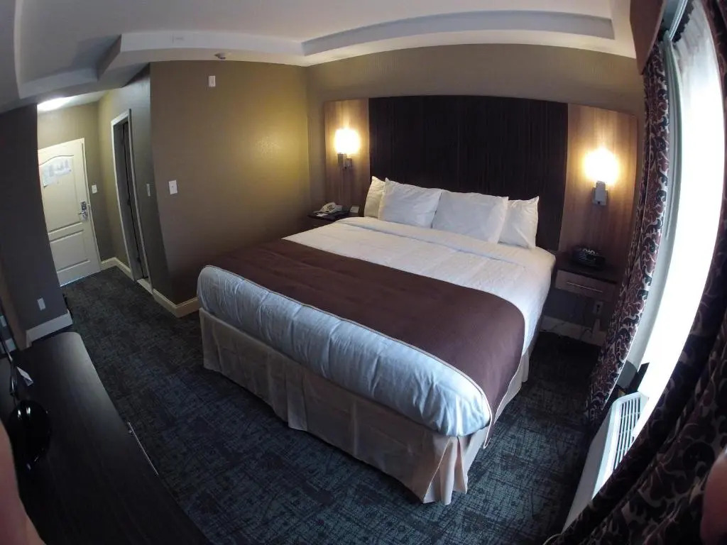 Aashram Hotel by Niagara River