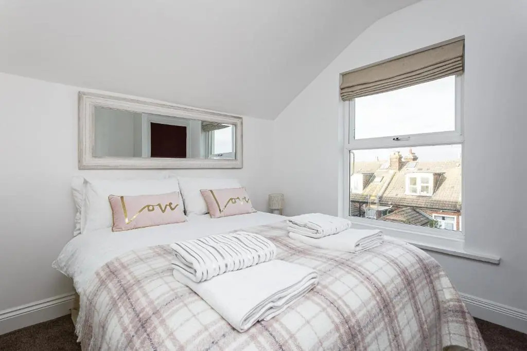 Luxury Granada Apartments - 1 & 2 bed FLATS Perfect for Contractors, Family, Students near Seafront