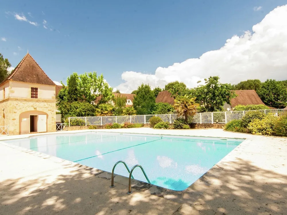Peaceful Holiday Home in Carsac-aillac With Swimming Pool