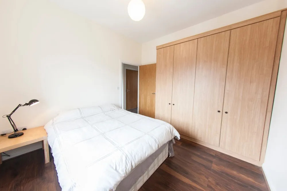 Newly Redecorated 2BR Victoria Docks Flat for 4