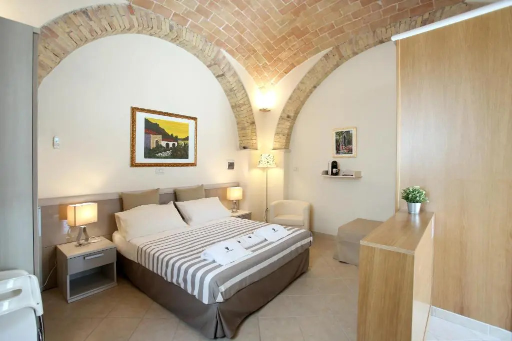 Victoria Royal Apartments & Rooms
