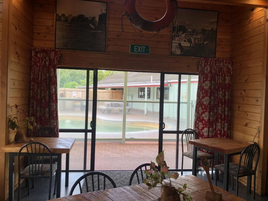 Smoke Lake Hot Springs Lodge & Camp