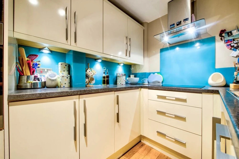 Cute Private Door 2 Bed Apartment on Easter Road