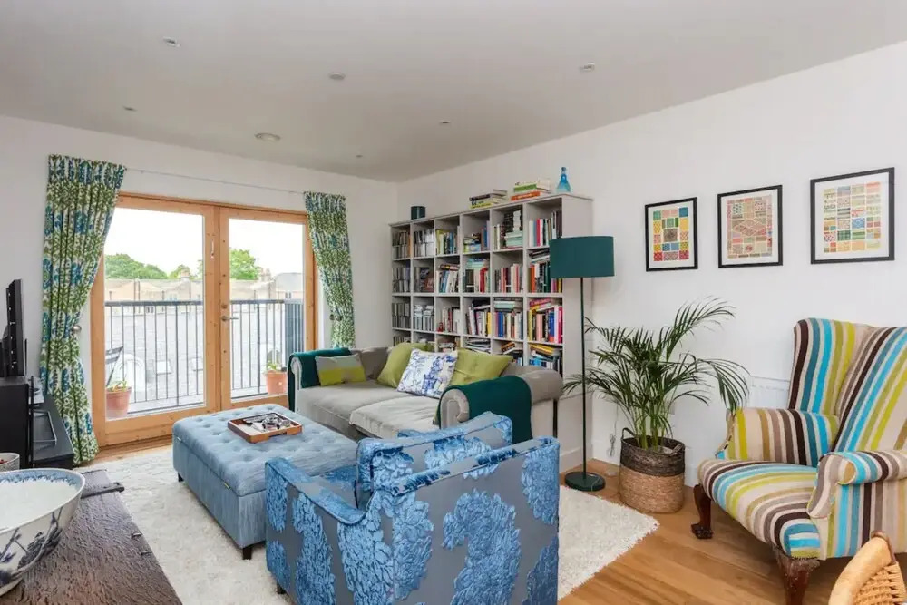 Bright 2 Bedroom Apartment Near Victoria Park