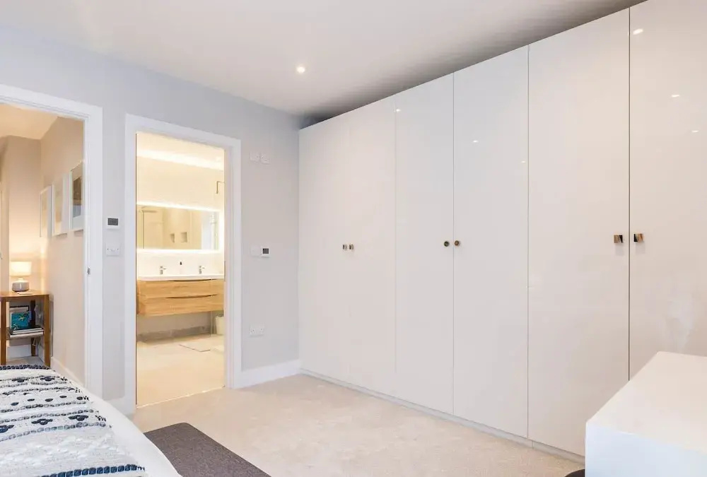 Stylish new Home With Parking - King Beds Garden