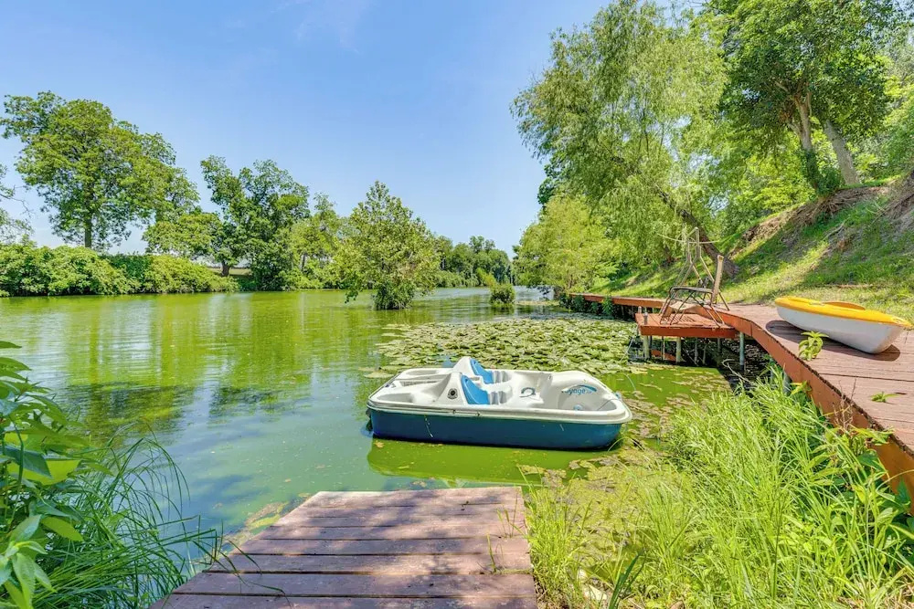 Seguin Riverfront Retreat: Fishing Dock + Kayaks!