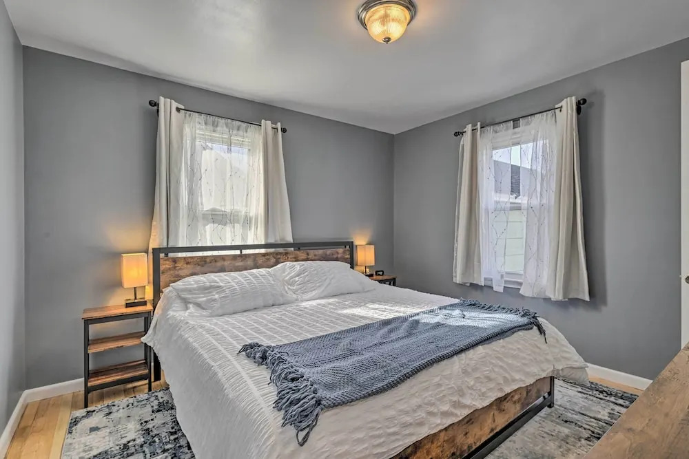 Charming Family Home ~ 4 Mi to Granite Peak!