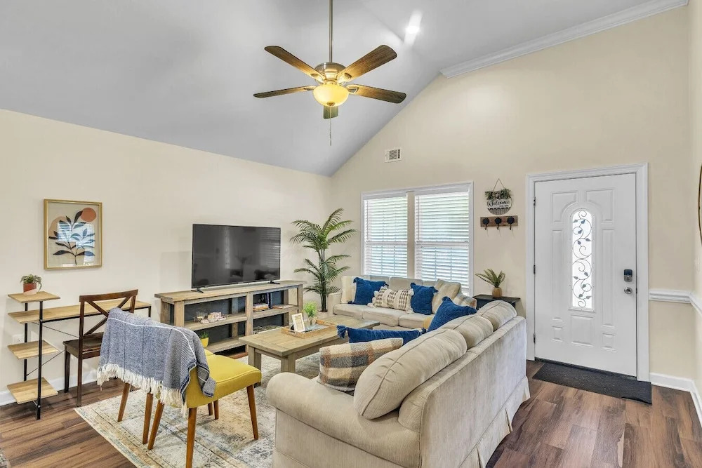 Great Downtown 4BR 8 Beds + Foosball Fun