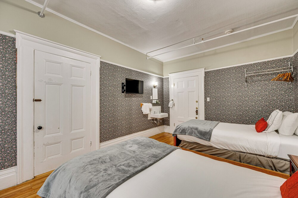 On Historic Main Street: Walkable & Quaint Apt!