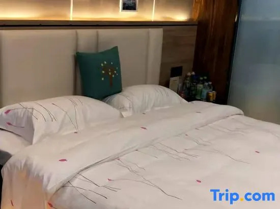 Luke Hotel (Zhoukou East Bus Station)