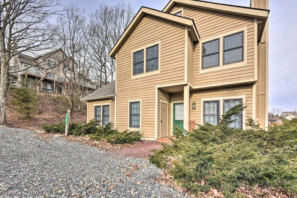 Tannersville Cozy Home w/ Deck, 1 Mi to Camelback!