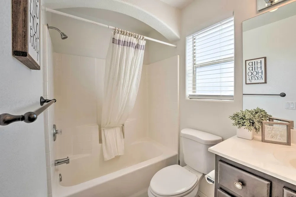 Central Lake Havasu City House: Grill & EV Charger