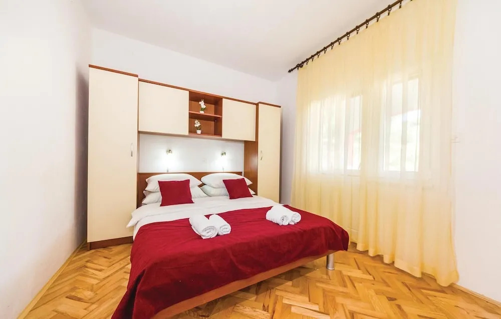 Five-Bedroom Holiday Home In Rovanjska