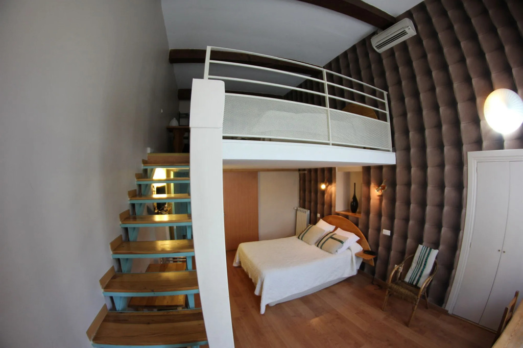 Hôtel Des Arts, Artisanal et Indépendant