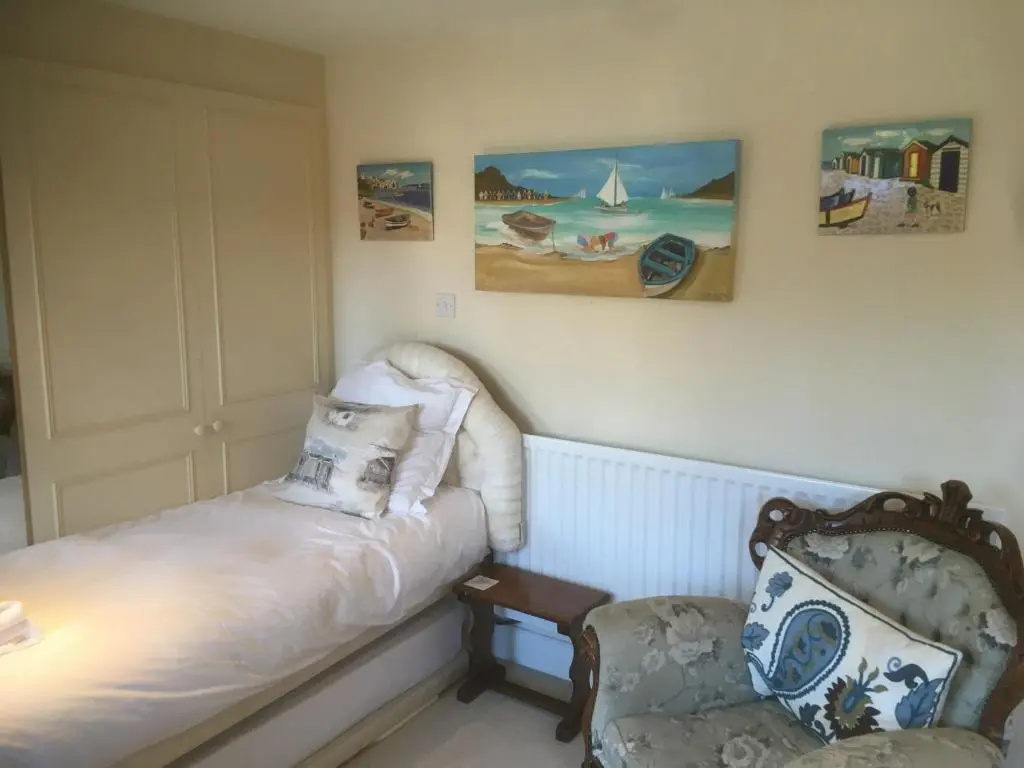 Georgian 2 bedroom Apartment, Near Chichester with free Parking