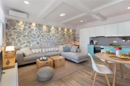 Rapanos Apartments