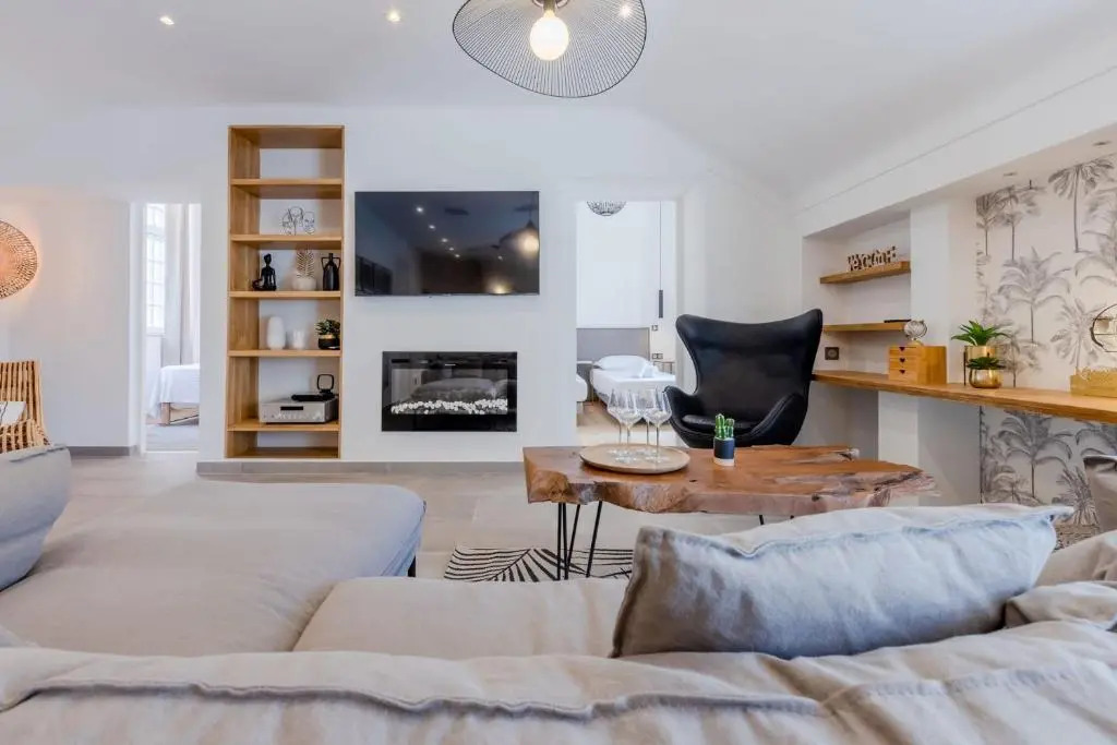 SERRENDY Stylish 2-bedroom apartment 1-minute walk to beaches