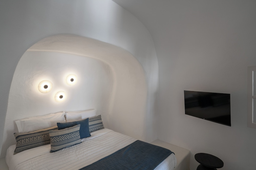 You and Me Suites Oia
