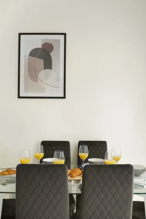 Paddington Station 2BR City Apartment