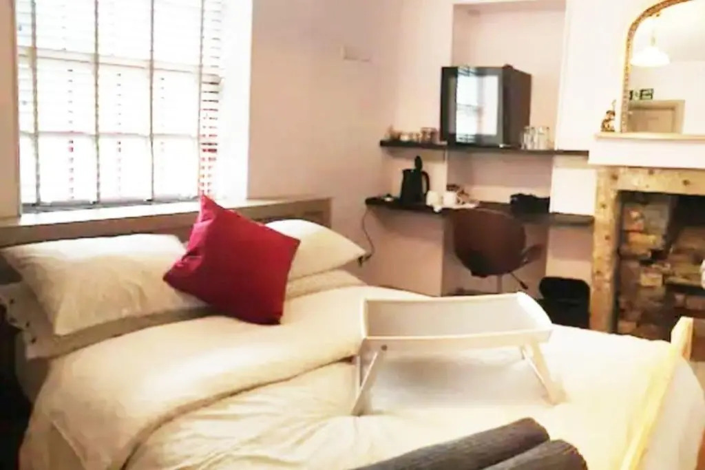 Turner - En-suite Room in Canalside Guesthouse