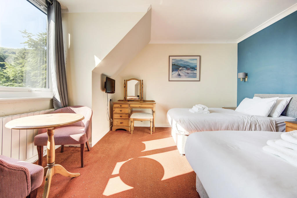 Onich Hotel & Lochside Beach Pods