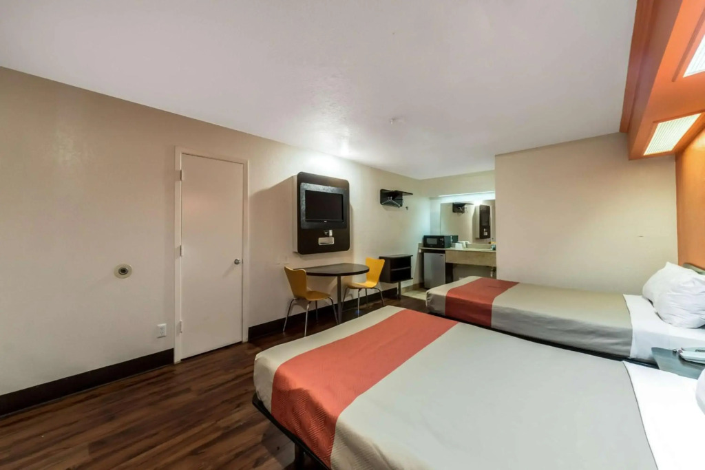 Motel 6 San Antonio, TX - Frost Bank Center