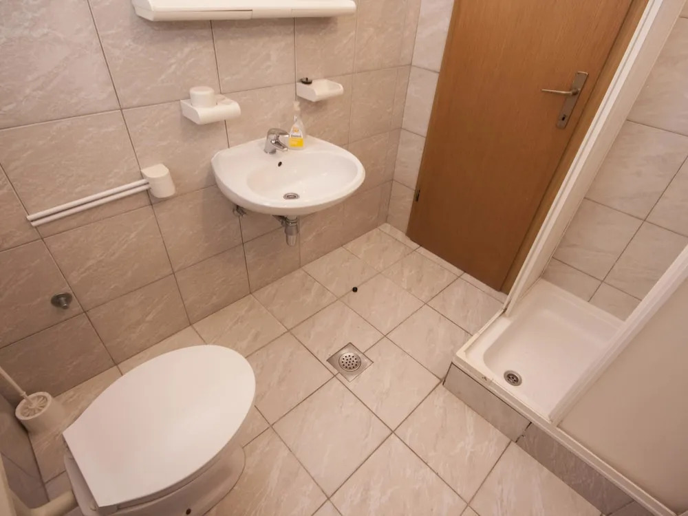 Apartments Pleadin / New Renovated one Bedroom A2