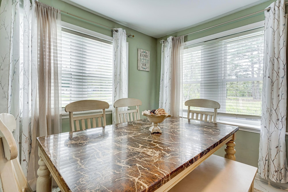 Spacious Charleston Home: Only 3 Mi to Folly Beach